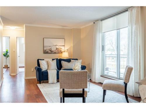 201-975 Warwick Court, Burlington, ON - Indoor Photo Showing Living Room