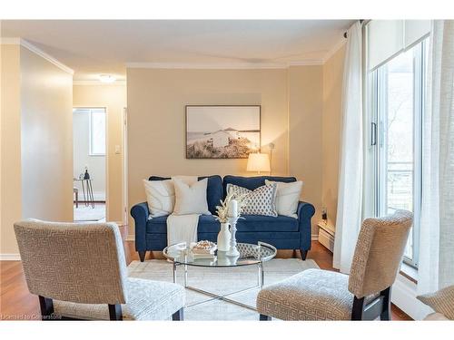 201-975 Warwick Court, Burlington, ON - Indoor Photo Showing Living Room