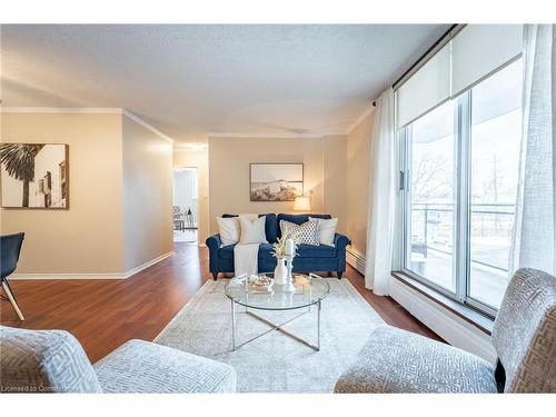 201-975 Warwick Court, Burlington, ON - Indoor Photo Showing Living Room