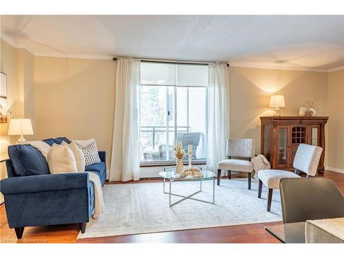 201-975 Warwick Court, Burlington, ON - Indoor Photo Showing Living Room