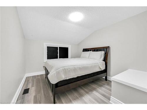 18 Palmer Road, Hamilton, ON - Indoor Photo Showing Bedroom