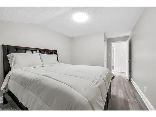 18 Palmer Road, Hamilton, ON - Indoor Photo Showing Bedroom