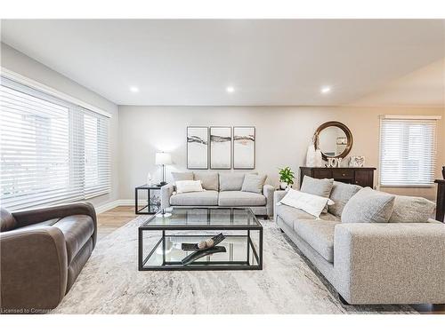 14 Gatestone Drive, Hamilton, ON - Indoor Photo Showing Living Room