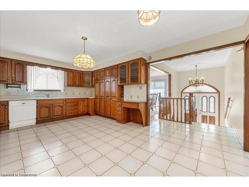 103 Leggett Crescent, Hamilton, ON - Indoor Photo Showing Kitchen