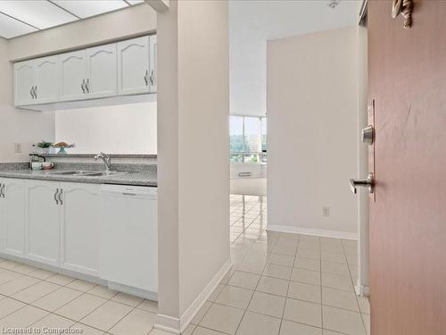 703-495 8 Highway, Stoney Creek, ON - Indoor Photo Showing Kitchen