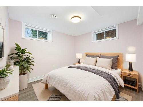 Lower-6 Murray Street, St. Catharines, ON - Indoor Photo Showing Bedroom