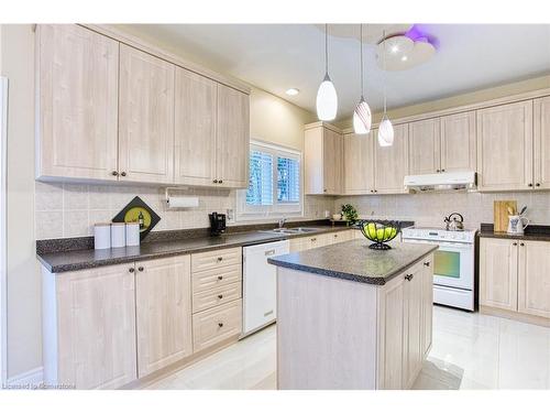 96 Glenmeadow Crescent, Stoney Creek, ON - Indoor Photo Showing Kitchen With Double Sink