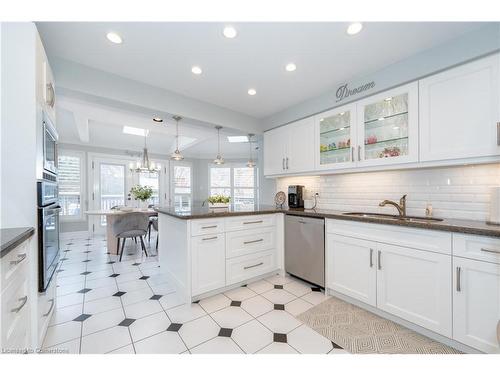 1225 Saddler Circle, Oakville, ON - Indoor Photo Showing Kitchen With Upgraded Kitchen