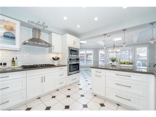 1225 Saddler Circle, Oakville, ON - Indoor Photo Showing Kitchen With Upgraded Kitchen