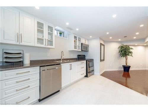 1225 Saddler Circle, Oakville, ON - Indoor Photo Showing Kitchen