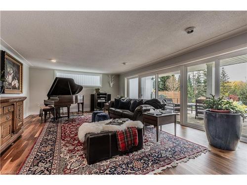 112 Hillcrest Avenue, Dundas, ON - Indoor Photo Showing Living Room