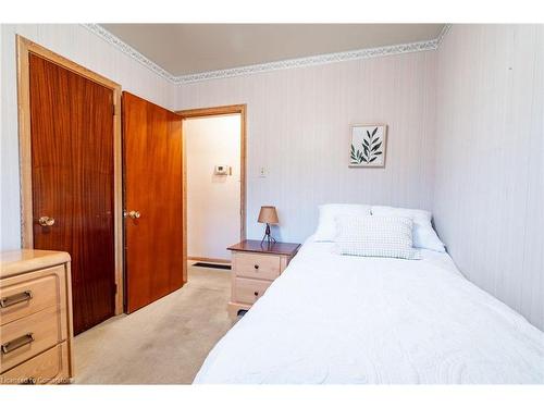 1053 Fennell Avenue E, Hamilton, ON - Indoor Photo Showing Bedroom