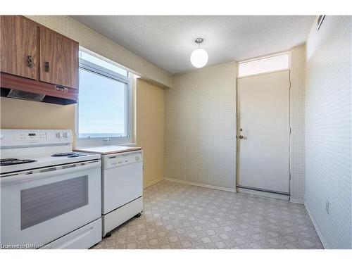 1203-301 Frances Avenue, Stoney Creek, ON - Indoor Photo Showing Kitchen