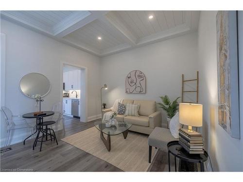 5 Florence Street, Hamilton, ON - Indoor Photo Showing Living Room