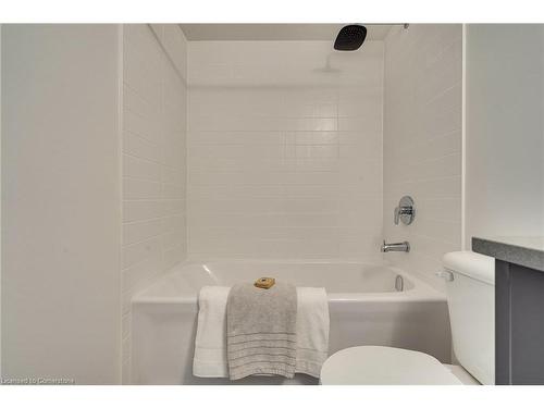 B323-1119 Cooke Boulevard, Burlington, ON - Indoor Photo Showing Bathroom