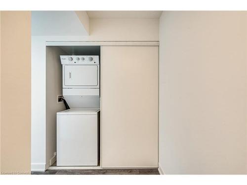 B323-1119 Cooke Boulevard, Burlington, ON - Indoor Photo Showing Laundry Room