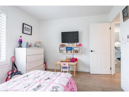 46 Kinross Street, Caledonia, ON - Indoor Photo Showing Bedroom