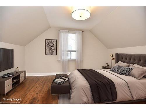 47 East 35Th Street, Hamilton, ON - Indoor Photo Showing Bedroom