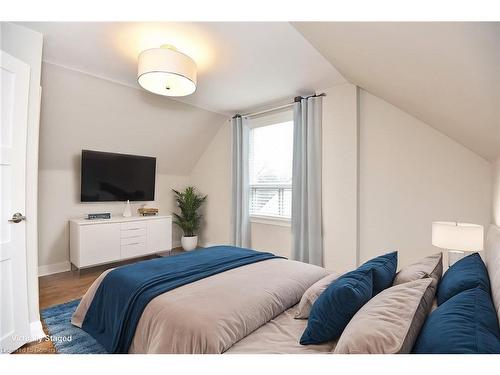 47 East 35Th Street, Hamilton, ON - Indoor Photo Showing Bedroom