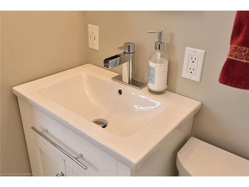 47 East 35Th Street, Hamilton, ON - Indoor Photo Showing Bathroom