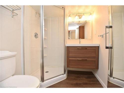 47 East 35Th Street, Hamilton, ON - Indoor Photo Showing Bathroom