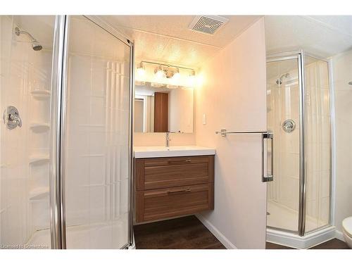 47 East 35Th Street, Hamilton, ON - Indoor Photo Showing Bathroom