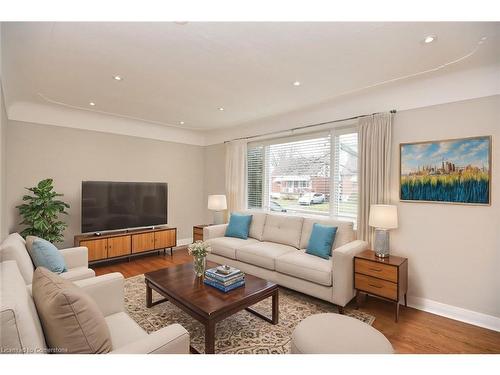 47 East 35Th Street, Hamilton, ON - Indoor Photo Showing Living Room