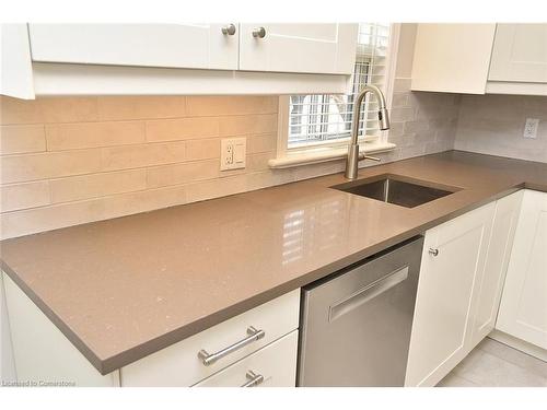 47 East 35Th Street, Hamilton, ON - Indoor Photo Showing Kitchen