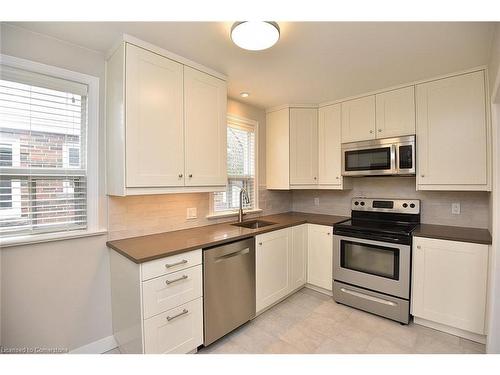 47 East 35Th Street, Hamilton, ON - Indoor Photo Showing Kitchen