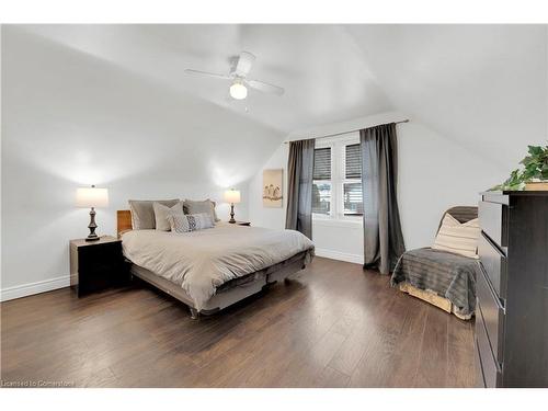 124 East 43Rd Street, Hamilton, ON - Indoor Photo Showing Bedroom