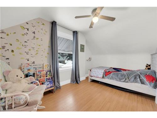 124 East 43Rd Street, Hamilton, ON - Indoor Photo Showing Bedroom