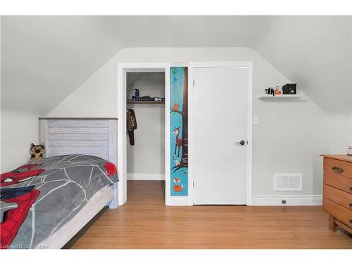 124 East 43Rd Street, Hamilton, ON - Indoor Photo Showing Bedroom