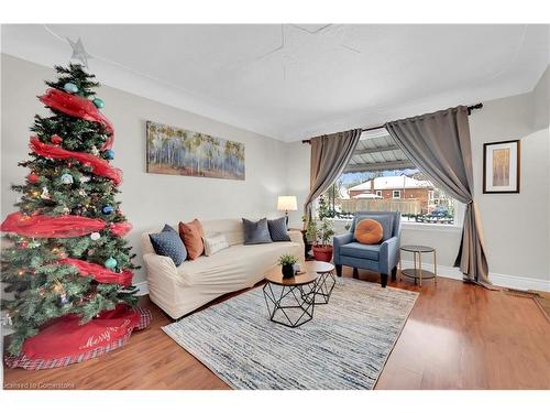 124 East 43Rd Street, Hamilton, ON - Indoor Photo Showing Living Room