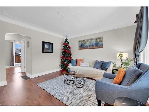 124 East 43Rd Street, Hamilton, ON - Indoor Photo Showing Living Room