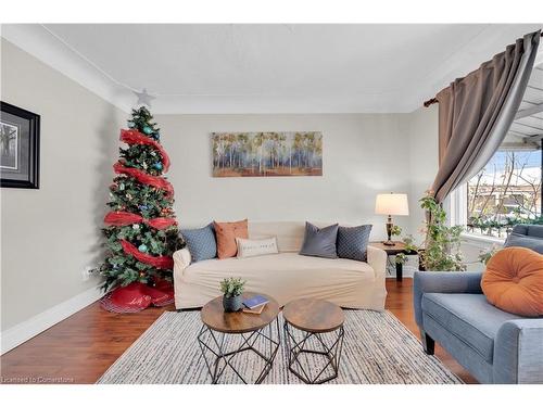 124 East 43Rd Street, Hamilton, ON - Indoor Photo Showing Living Room