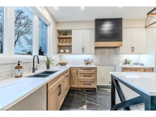 7 Bartlett Avenue, Grimsby, ON - Indoor Photo Showing Kitchen With Double Sink