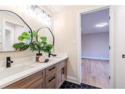 7 Bartlett Avenue, Grimsby, ON - Indoor Photo Showing Bathroom