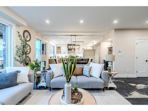 7 Bartlett Avenue, Grimsby, ON - Indoor Photo Showing Living Room