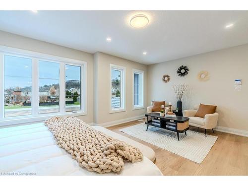 7 Bartlett Avenue, Grimsby, ON - Indoor Photo Showing Bedroom