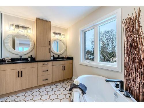 7 Bartlett Avenue, Grimsby, ON - Indoor Photo Showing Bathroom