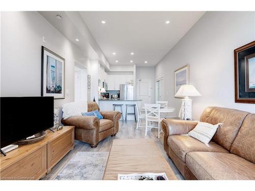 404-35 Southshore Crescent, Stoney Creek, ON - Indoor Photo Showing Living Room