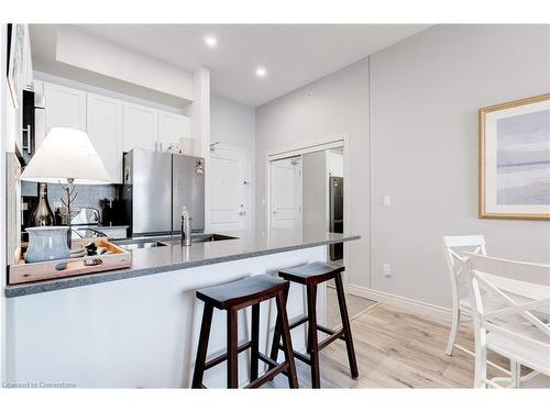 404-35 Southshore Crescent, Stoney Creek, ON - Indoor Photo Showing Kitchen