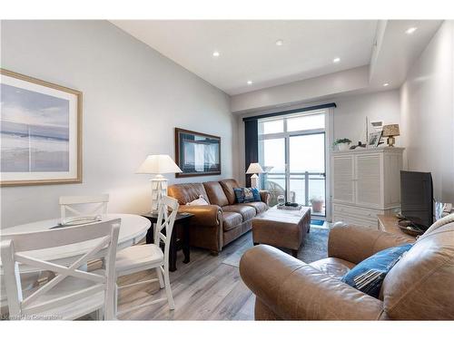 404-35 Southshore Crescent, Stoney Creek, ON - Indoor Photo Showing Living Room