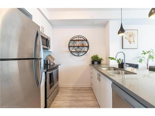 537-101 Shoreview Place, Hamilton, ON - Indoor Photo Showing Kitchen With Double Sink With Upgraded Kitchen