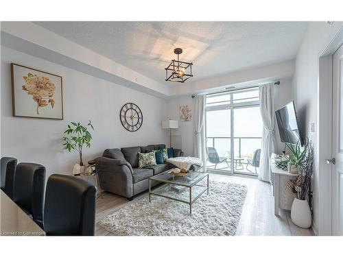 537-101 Shoreview Place, Hamilton, ON - Indoor Photo Showing Living Room