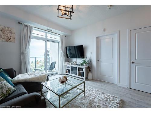 537-101 Shoreview Place, Hamilton, ON - Indoor Photo Showing Living Room