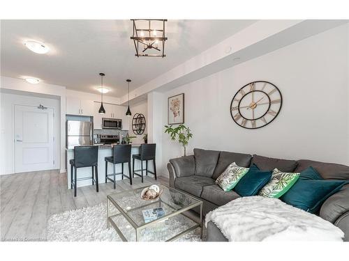 537-101 Shoreview Place, Hamilton, ON - Indoor Photo Showing Living Room