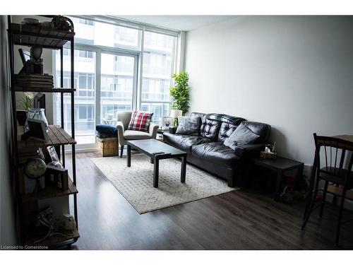 2002-2081 Fairview Street, Burlington, ON - Indoor Photo Showing Living Room