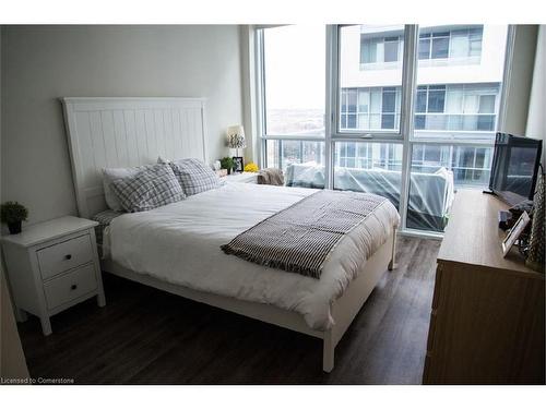 2002-2081 Fairview Street, Burlington, ON - Indoor Photo Showing Bedroom