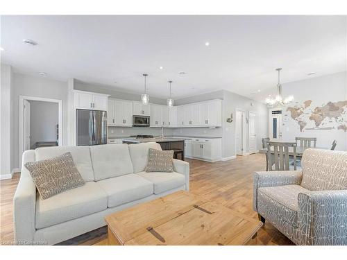 10-740 Main Street E, Dunnville, ON - Indoor Photo Showing Living Room